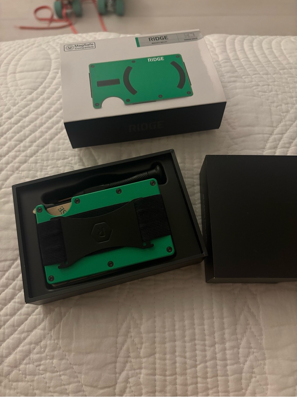 Green RIDGE MagSafe compatible wallet - Picture 4 of 8